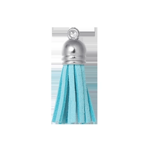 Détail d'un pompon en suédine bleu clair avec embout argenté pour porte-clés fait main