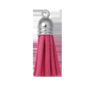 Détail macro d'un gland en daim rose avec fermoir en métal argenté poli pour porte-clés