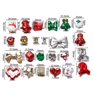 Sortiment an Weihnachts-Acrylperlen mit Schneemännern, Bäumen und Schleifen für DIY-Schmuck