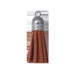 Vue détaillée d'un pendentif gland en daim marron avec capuchon argenté pour porte-clés