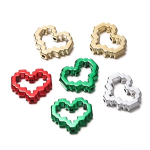 Makroansicht von Pixel-Herz-Anhängern in Metallic-Rot Gold Silber und Grün für DIY-Schmuck