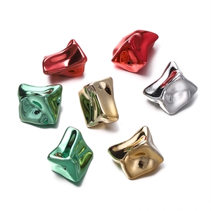 Nahaufnahme glänzender metallischer Acrylperlen in Rot Silber Gold und grünen Farben