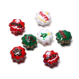 Detailansicht von Acryl-Weihnachtsanhängern mit Mustern wie Bäumen und Schneeflocken