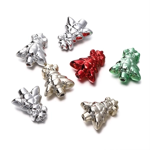 Makroaufnahme bunter Metallic-Acryl-Weihnachtsbaum-Perlen mit Löchern für DIY-Schmuck