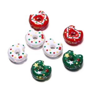 Detailansicht bunter Acryl-Weihnachts-Donut-Perlen für DIY-Schmuckherstellung