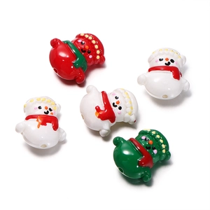 Detailansicht bunter Schneemann-Acrylperlen für Weihnachts-DIY-Schmuckherstellung