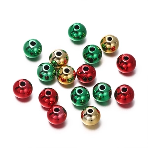 Nahaufnahme glänzender roter, grüner und goldener Weihnachtskugeln zum DIY Basteln