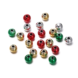Nahaufnahme von metallischen Acrylperlen in Rot, Grün, Gold und Silber für DIY-Schmuck