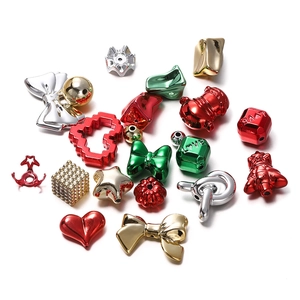 Detaillierte Ansicht von festlichen Weihnachtsperlen mit Schleifen und Herzen für DIY-Schmuck