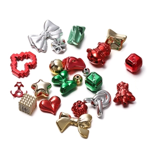 Makroaufnahme von Acryl-Weihnachtskleinteilen mit metallic-roten und silbernen Schleifen