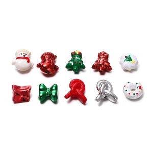 Detailaufnahme von 10 Weihnachts-Acrylperlen mit Schneemann und Baum für DIY-Bastelarbeiten