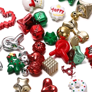 Nahaufnahme bunter Weihnachtsperlen aus Acryl in Stern- und Baumform für DIY-Schmuck
