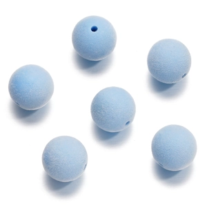 Vue détaillée de perles rondes floquées bleu clair pour bijoux DIY et artisanat