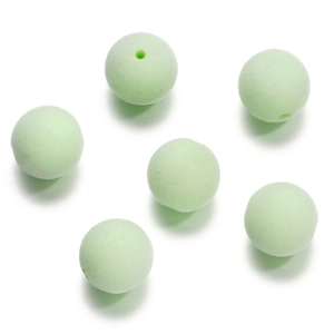 Gros plan de perles rondes floquées vert menthe avec texture mate pour bijoux DIY