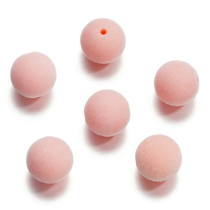 Détail de six perles rondes floquées roses avec trou de 2,5 mm pour la création de bijoux