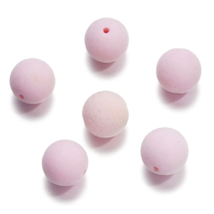 Détail de perles rondes floquées roses avec trou de 2,5mm pour création de bijoux DIY