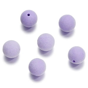 Gros plan de perles rondes floquées violettes à texture velours pour bijoux DIY