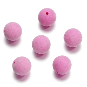 Détail de perles rondes roses floquées avec texture velours pour la création de bijoux