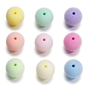 Détails macro des perles floquées aux couleurs macaron pour bijoux fait main