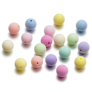 Détail macro de perles rondes floquées aux couleurs macaron avec trou de 2,5 mm DIY