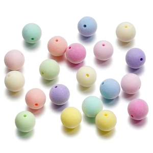 Gros plan de perles floquées aux couleurs macaron pour la création de bijoux DIY
