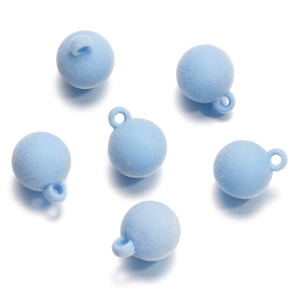 Détail de perles floquées bleu ciel avec texture veloutée et trous de 3mm pour bijoux DIY