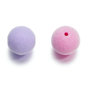 Détail macro de perles rondes floquées couleur macaron avec trou 2,5mm pour bijoux DIY