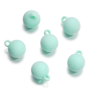 Détail de perles floquées vert menthe avec boucles de suspension pour bijoux DIY