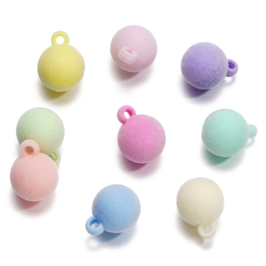 Gros plan de perles rondes floquées couleur macaron avec boucles de suspension pour bricolage