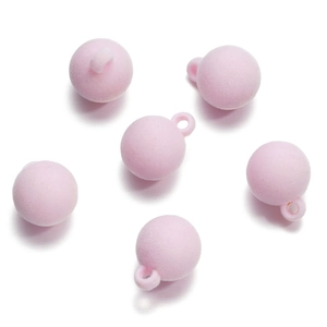 Gros plan de perles boules roses floquées en velours avec boucles pour bijoux DIY