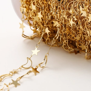 Vue macro d'une chaîne plaquée or 18k avec breloques étoile et lune pour bijoux DIY