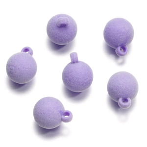 Détail macro de perles floquées lilas avec boucles intégrées pour bijoux artisanaux