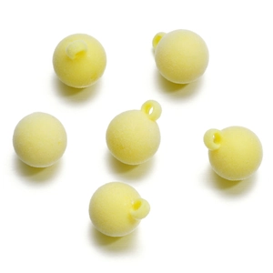 Vue macro de 6 perles rondes floquées jaune pâle avec boucles de suspension pour bijoux DIY