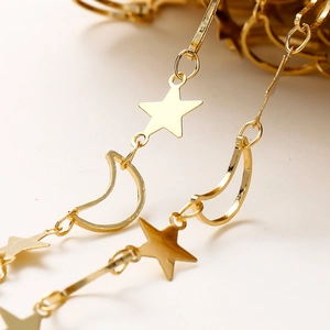 Vue macro d'une chaîne plaquée or 18 carats avec pendentifs délicats étoile et lune