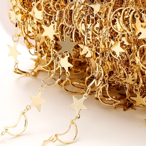 Détails macro de la chaîne dorée 18 carats avec étoiles et lunes pour bijoux DIY