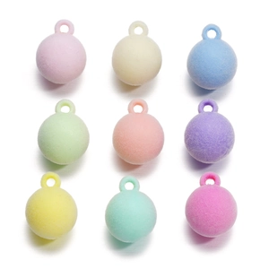 Vue de 9 breloques boules floquées colorées avec anneaux pour projets créatifs DIY