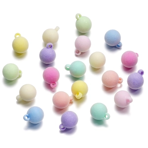Détail de perles floquées macaron avec trous de suspension pour la création de bijoux