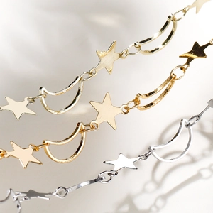 Gros plan de maillons de chaîne étoile et lune plaqués or 18k pour la création de bijoux