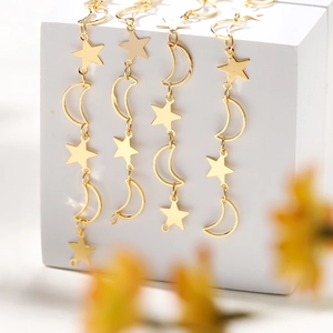 Détail macro de la chaîne plaquée or 18 carats avec breloques étoile et lune liées