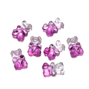 Dettaglio di perline a forma di orsetto bicolore viola per creazione di gioielli