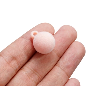 Vue détaillée d'une petite perle floquée rose avec anneau pour la création de bijoux DIY