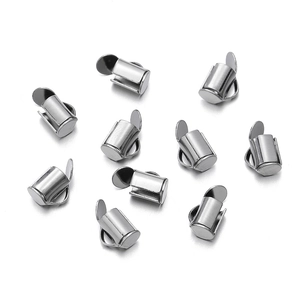 Dettaglio macro di tubi terminali a scorrimento in acciaio inox e chiusure per gioielli