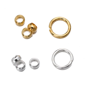 Detalle de anillas abiertas y cuentas de crimpado oro y plata para joyería DIY