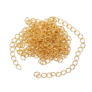Detalle de cadenas de metal dorado para creación de joyas DIY y extensiones de collar