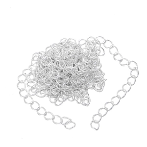 Detalle de cadenas de eslabones ovalados de metal plateado para joyería artesanal