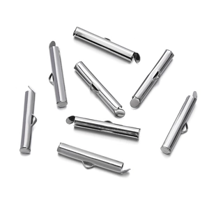 Dettaglio macro di chiusure a scorrimento in acciaio inox per gioielli multi-filo