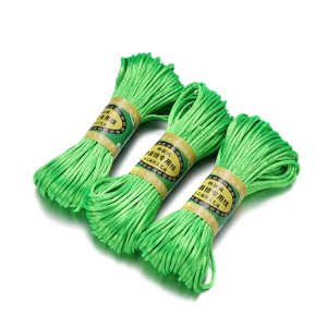 Detailopname van felgroene nylon koorden voor Chinese knopen en DIY-handwerk
