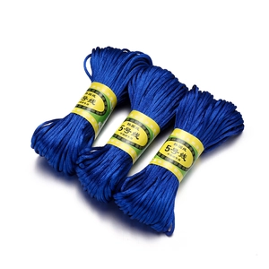 Detailopname van donkerblauwe 2,5mm Chinese knoopkoorden met gladde zijdeachtige textuur