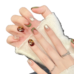 Faux ongles olive et marron avec strass ambre et détails pailletés dorés chic