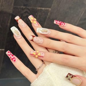 Faux ongles roses faits main avec fleurs 3D, perles et détails de reliefs roses dorées